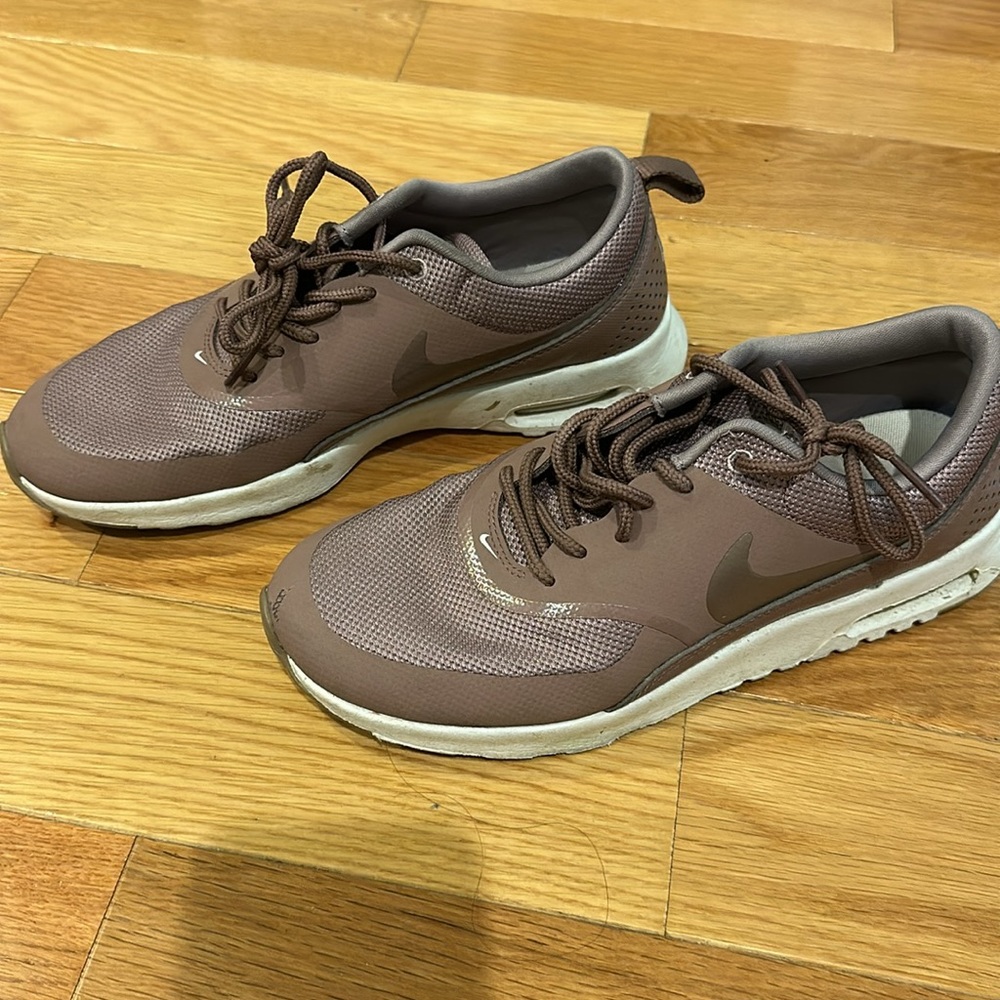 Nike women’s tennis shoes